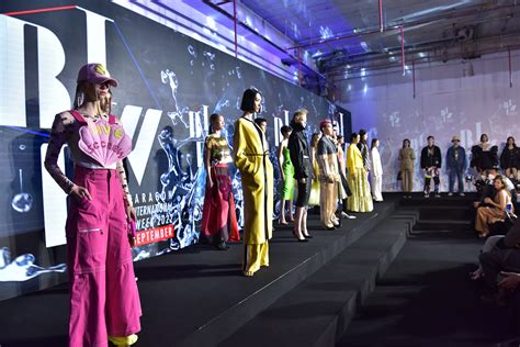 Il Bangkok International Fashion Week: Un'esplosione di creatività e innovazione thailandese grazie ad Apichet Atirat